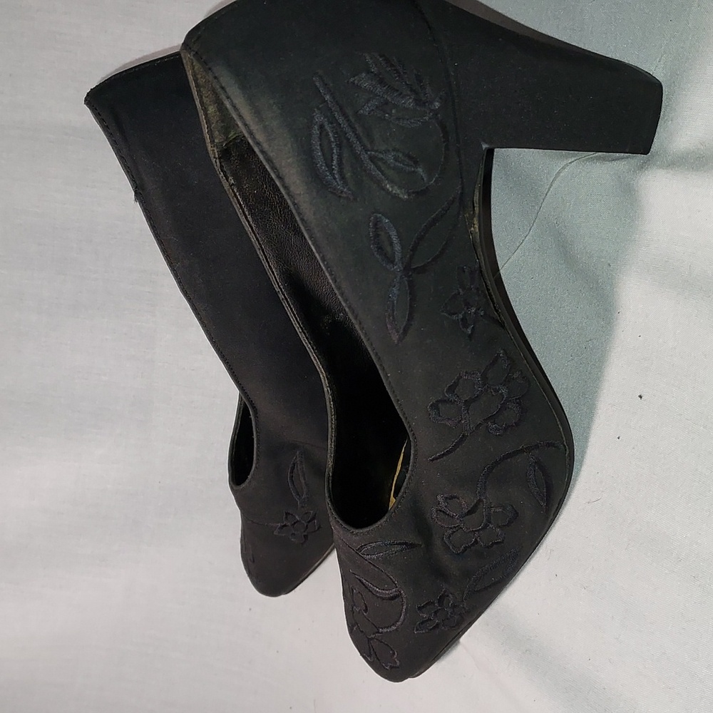 Mootssie Tootsie Black Fabric Flower Design Heel Pump Women's Shoes